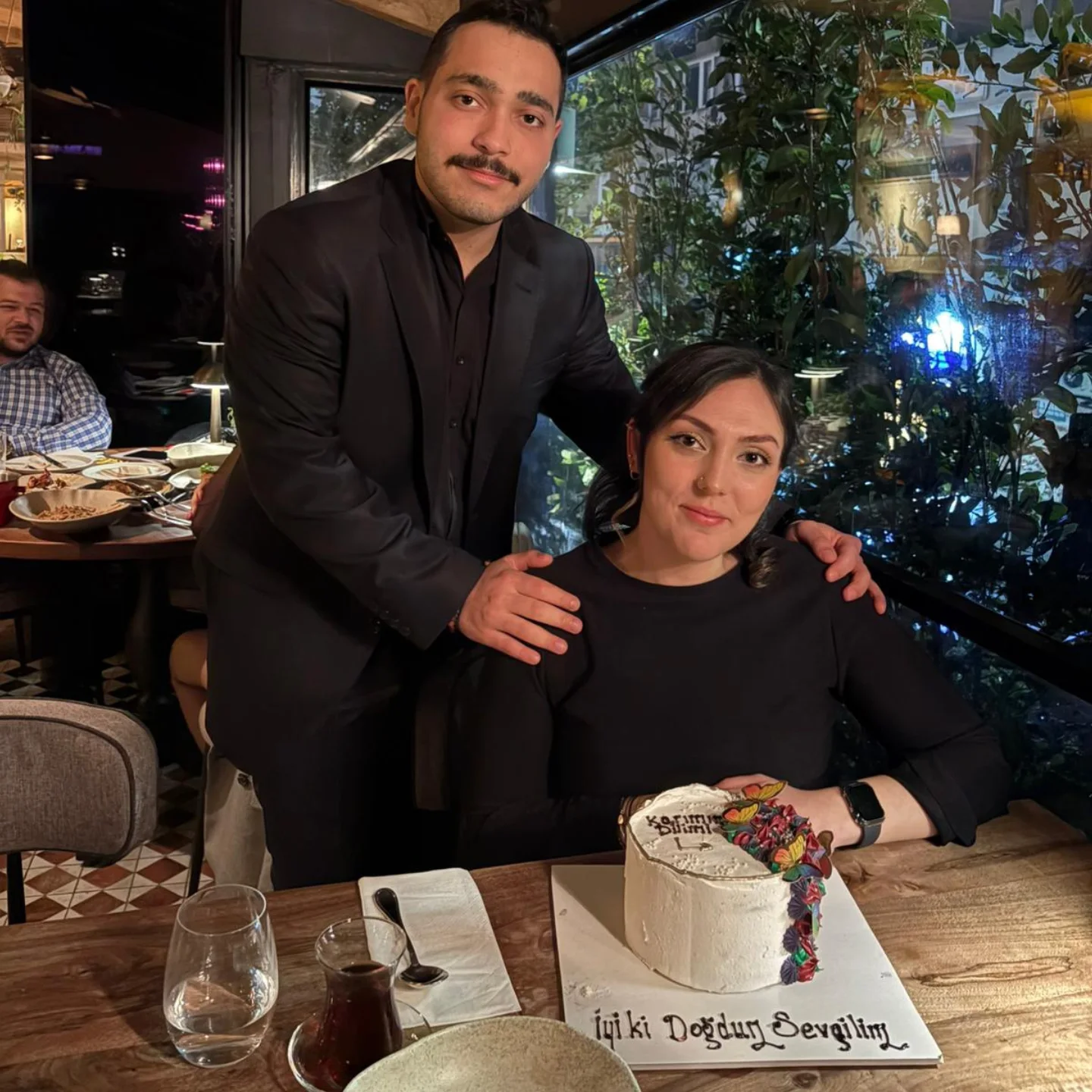 Doğum günü pastanın yanında birlikte çekildiğimiz fotoğraf